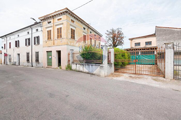 Casa con 8 locali in vendita in Marcaria