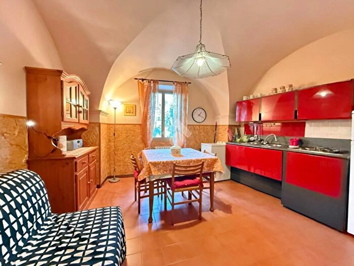 Casa bilocale in vendita in Via Dante Alighieri, Civezza