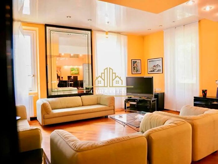 Casa con 14 locali in vendita in Voghera