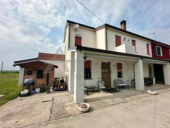 Casa con 7 locali in vendita in Via Teano Ro, Rovigo