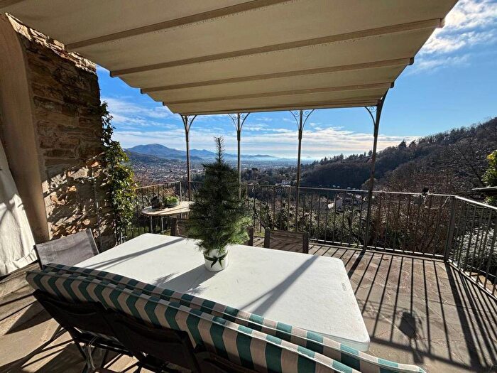 Appartamento trilocale in affitto in Via Monte Bastia, Colli, Bergamo