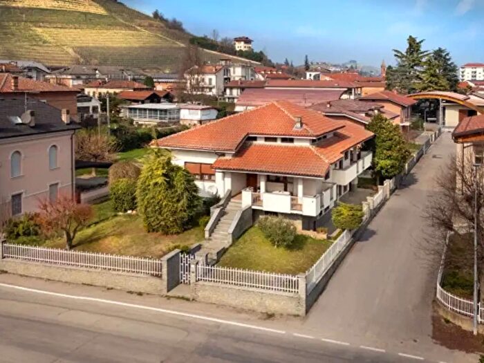 Casa con 6 locali in vendita in Via Luigi Bindello, Neive