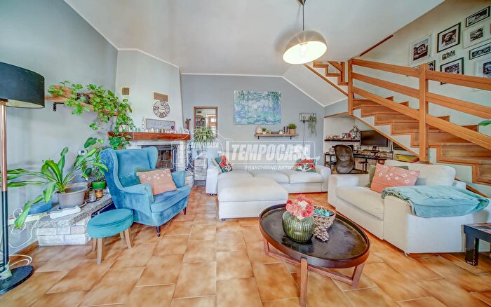 Appartamento trilocale in vendita in Via Marconi, Angera