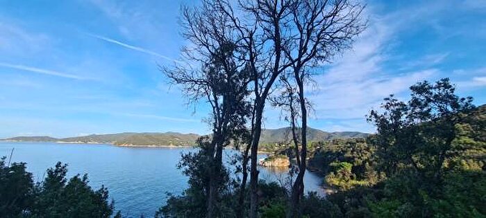 Casa con 5 locali in vendita in Marciana