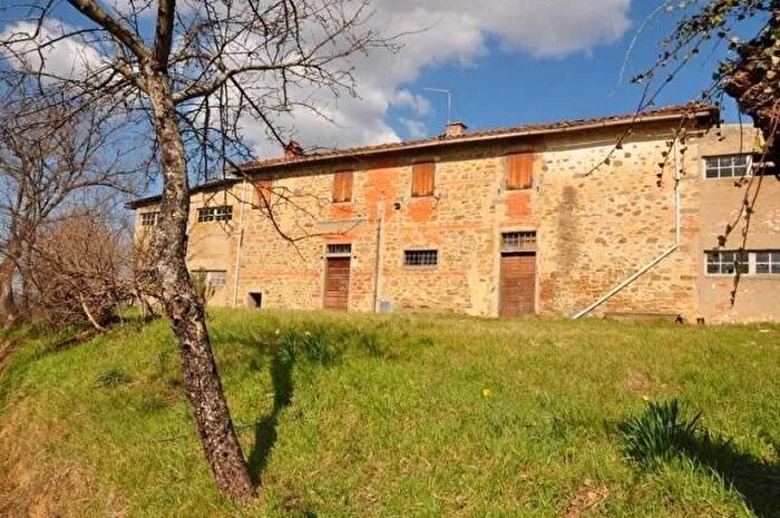 Casa con 10 locali in vendita in Terranuova Bracciolini