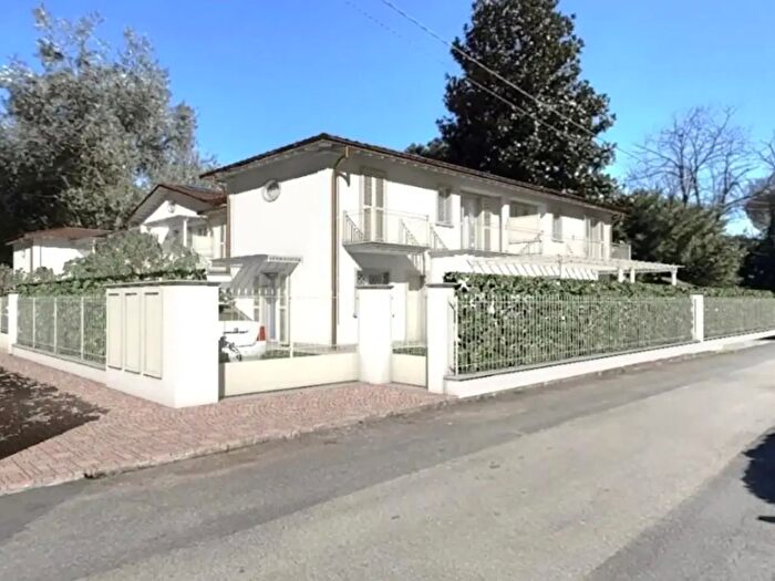 Casa quadrilocale in vendita in Montignoso