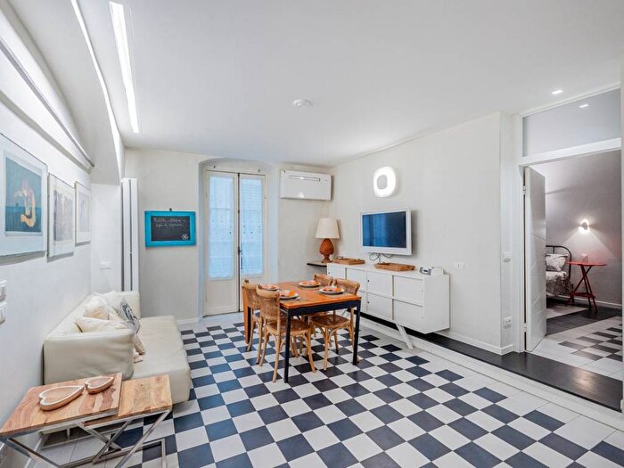 Appartamento trilocale in affitto in Via del Municipio, Centro, Finale Ligure