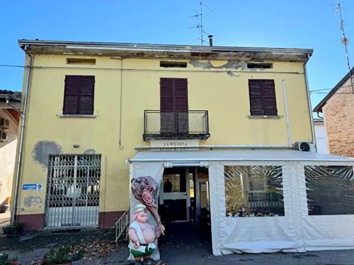 Casa con 10 locali in vendita in Parma
