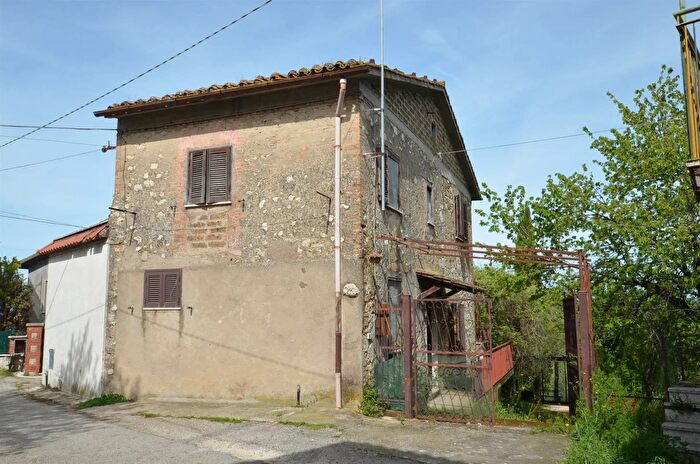 Casa con 6 locali in vendita in Montebuono, Montebuono