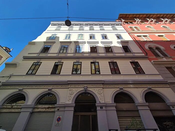 Appartamento trilocale in vendita in Via Toti, Trieste