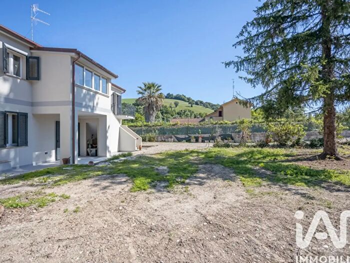 Casa con 9 locali in vendita in Frazione Strada Frazione Paterno, Ancona
