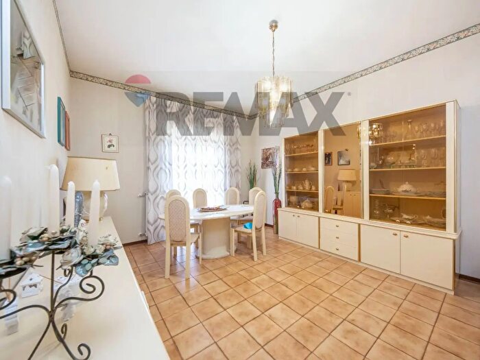 Appartamento trilocale in vendita in Via Barriera, Catania