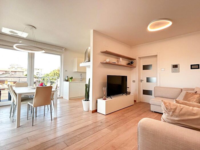 Appartamento con 7 locali in vendita in Camaiore