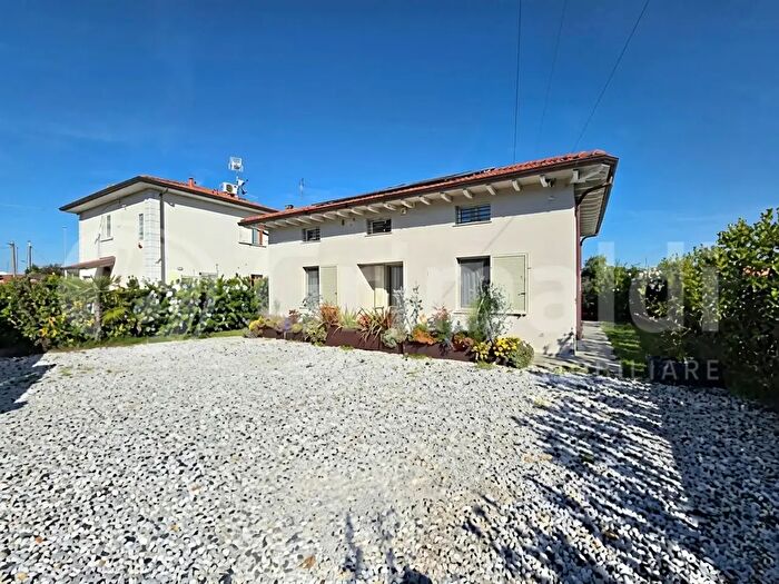 Appartamento con 6 locali in vendita in Via San Giuseppe Vecchio, Massa