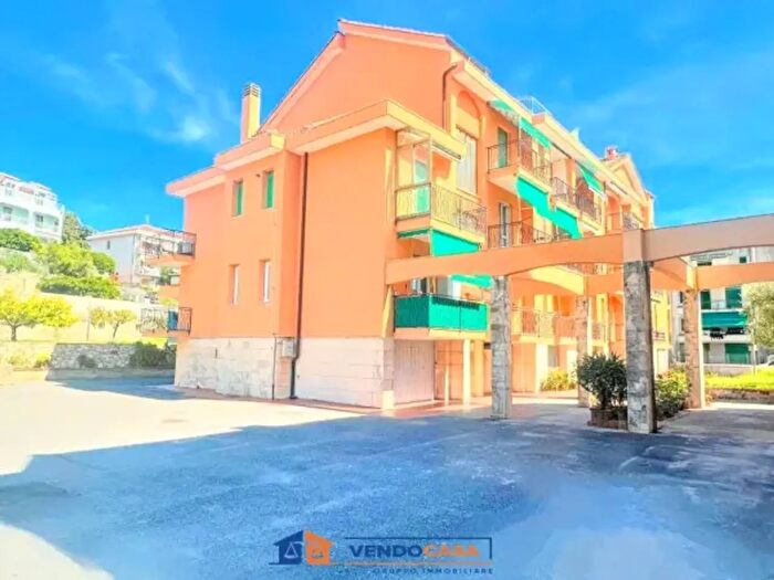 Appartamento bilocale in vendita in Piazza Pietro Nenni, Pietra Ligure