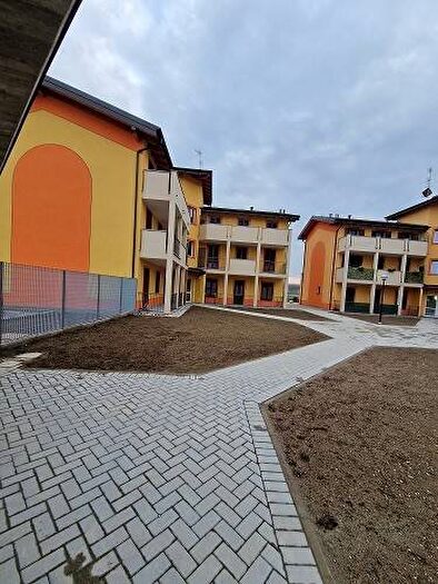 Appartamento trilocale in affitto in Via Giorgio Perlasca, Vellezzo Bellini