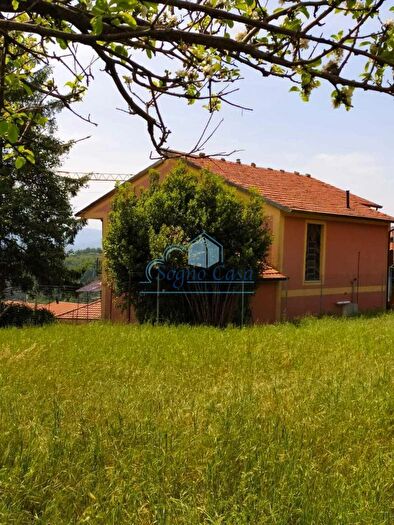 Casa con 10 locali in vendita in Sarzana