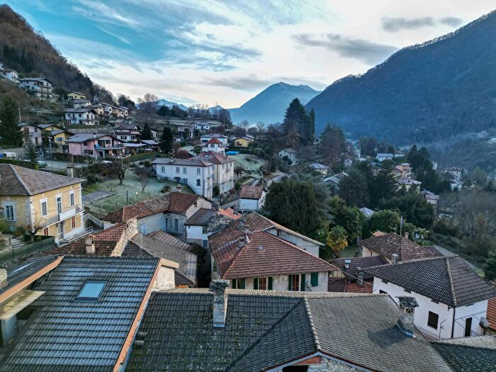 Casa con 8 locali in vendita in Piazza Centrale, Dizzasco