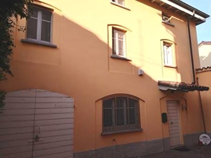 Casa con 8 locali in vendita in Stradella