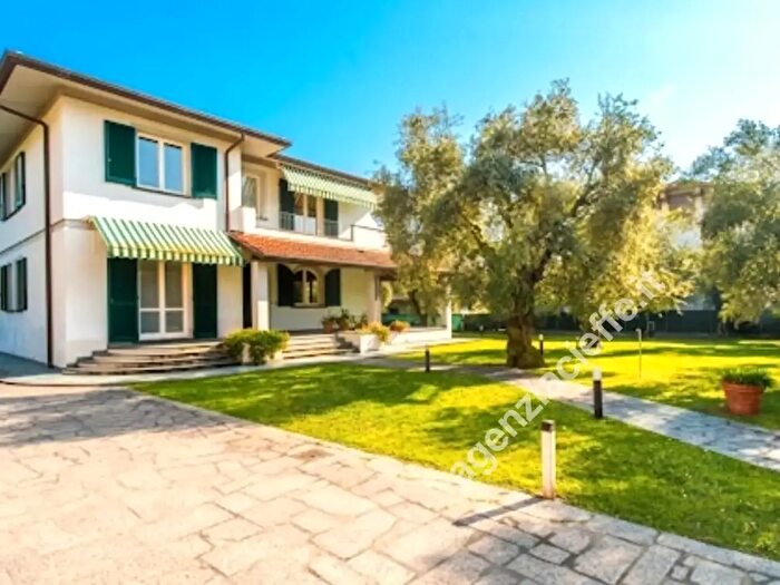 Casa con 9 locali in vendita in Massa