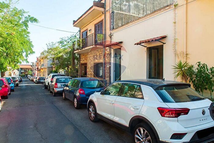 Casa bilocale in vendita in Via Sciarelli, Aci Castello