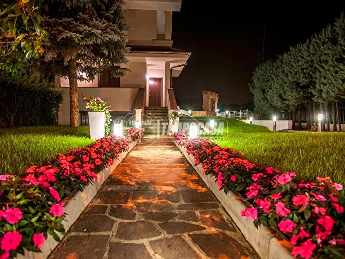 Casa con 7 locali in vendita in Via Carlo Cattaneo, Brugherio