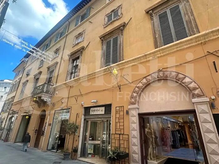 Appartamento con 5 locali in vendita in Corso Cavour, Foligno