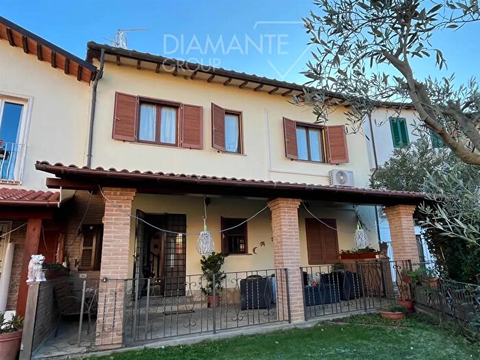 Casa con 6 locali in vendita in Castiglione Del Lago