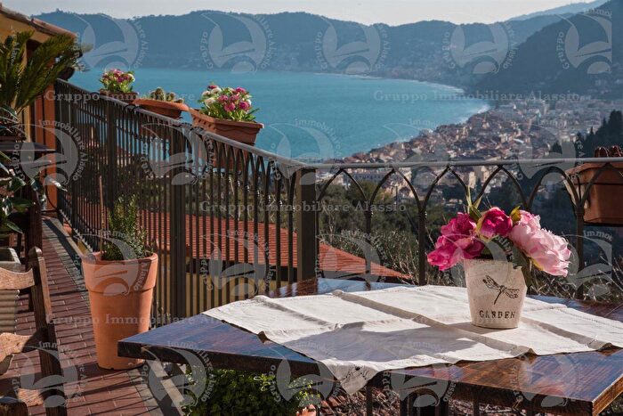 Appartamento con 5 locali in vendita in Via Morteo Ollandini, Alassio