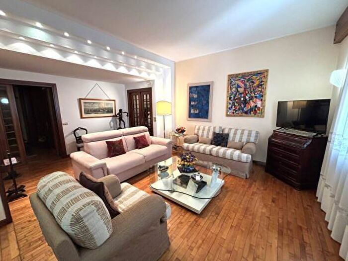 Appartamento con 6 locali in vendita in Viale Piave, Macerata