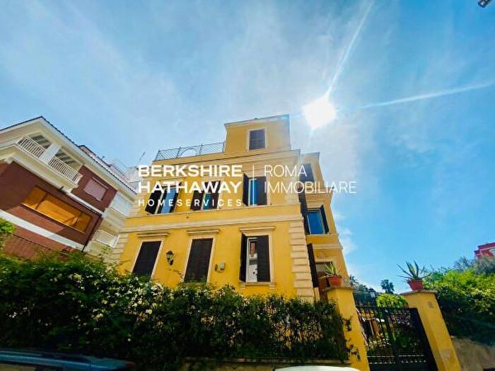 Casa con 6 locali in vendita in Via delle Isole, Roma