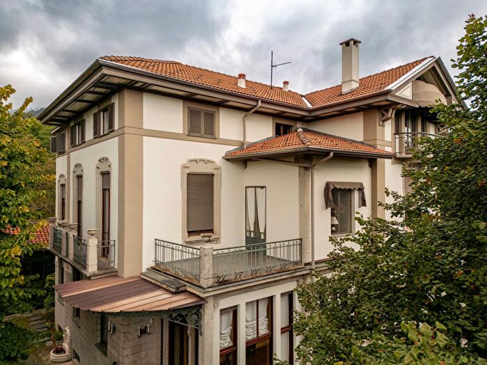 Casa con 15 locali in vendita in Via Delleani, Pollone