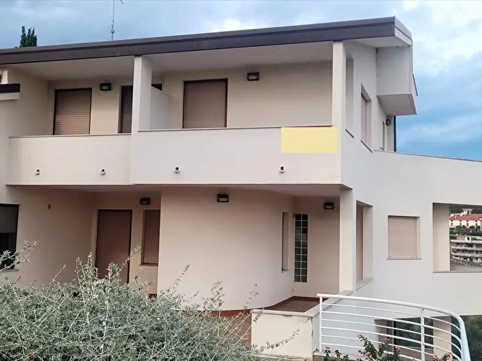 Casa con 10 locali in vendita in Via Brucicci, Ortona
