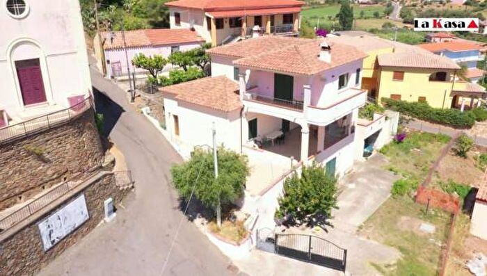 Casa con 6 locali in vendita in Via Cubeddu, Budoni