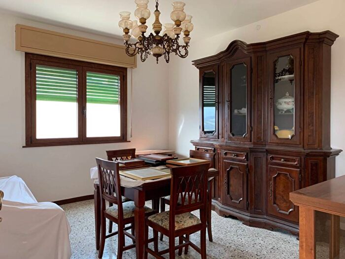 Appartamento quadrilocale in affitto in Via Parisola, Castelnovo Ne Monti