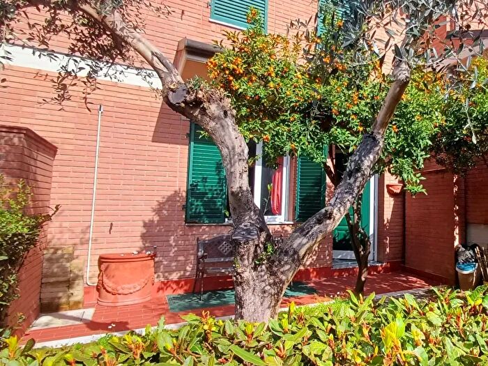 Casa con 6 locali in vendita in Massa