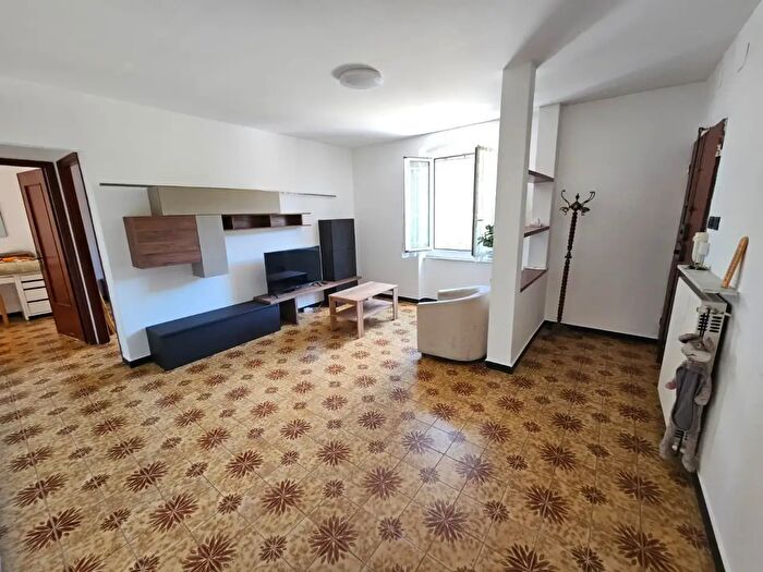 Appartamento con 6 locali in affitto in Via Giacomo Poirè, Genova