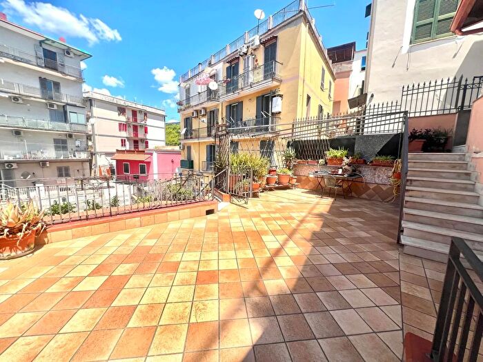 Appartamento quadrilocale in vendita in Via Girone, Pozzuoli