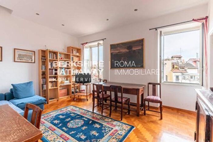 Appartamento trilocale in vendita in Via della Scala, Roma