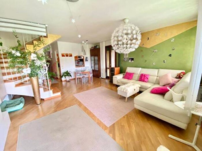 Appartamento con 6 locali in vendita in Urbino