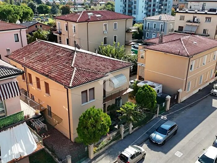 Appartamento trilocale in affitto in Via Barbieri, Verona