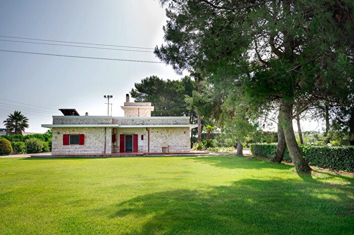 Casa con 8 locali in vendita in Oria