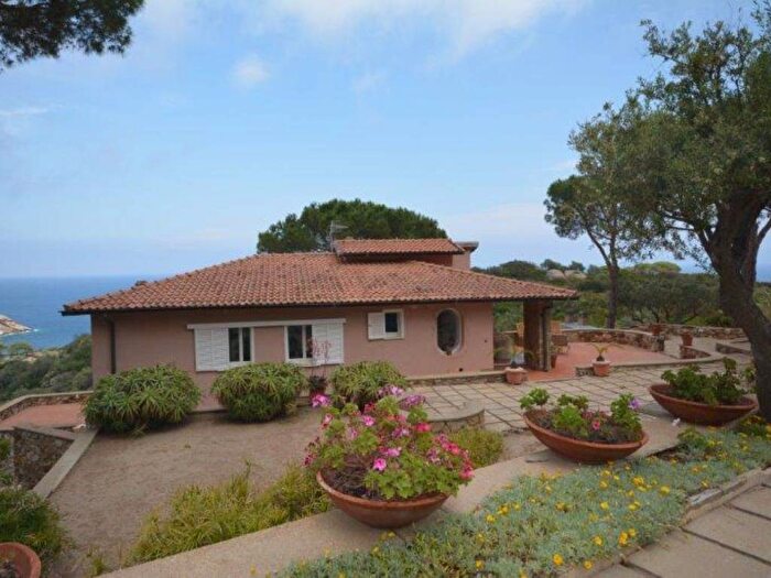 Casa con 6 locali in affitto in Isola del Giglio