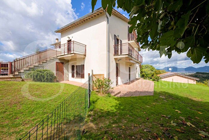 Casa con 9 locali in vendita in Frazione Colonnata, Gubbio