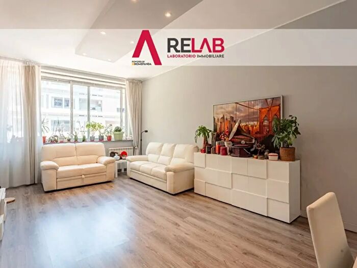Appartamento con 5 locali in vendita in Via Algajola, Roma