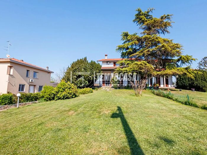 Casa con 13 locali in vendita in Strada Traversetolo, Parma