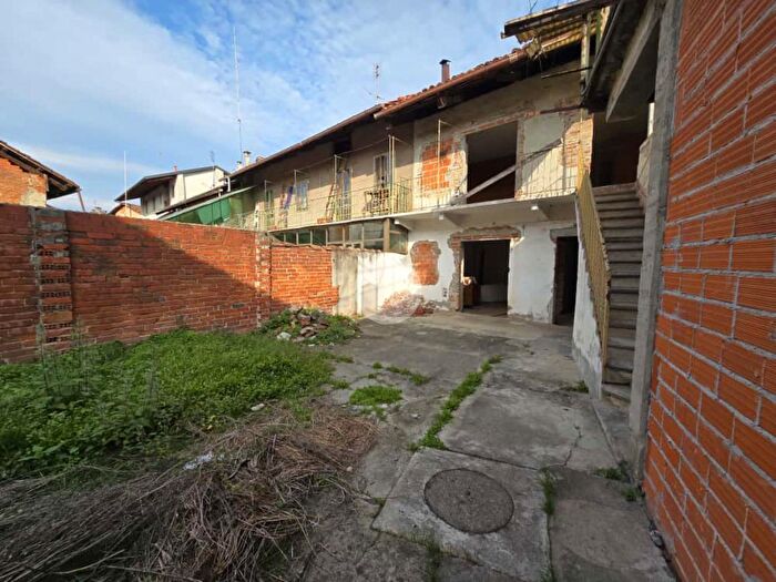 Casa con 6 locali in vendita in Via S Martino, Montanaro
