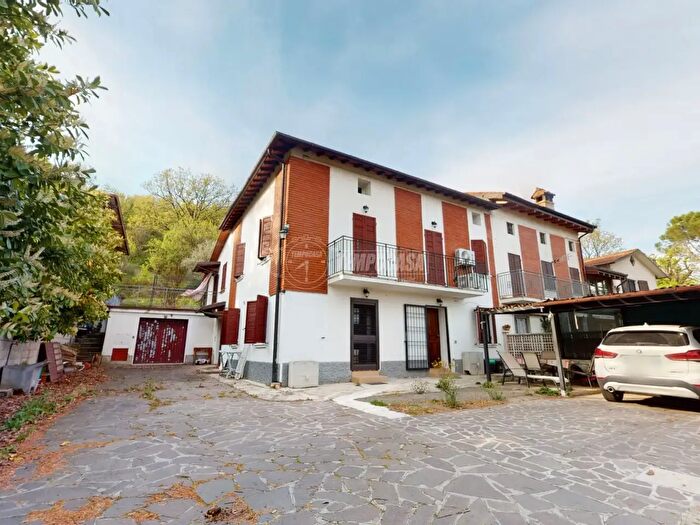 Casa con 8 locali in vendita in Vignola