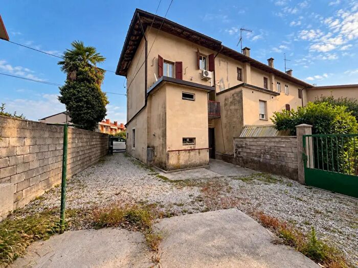 Casa trilocale in vendita in Via Roma, Tricesimo