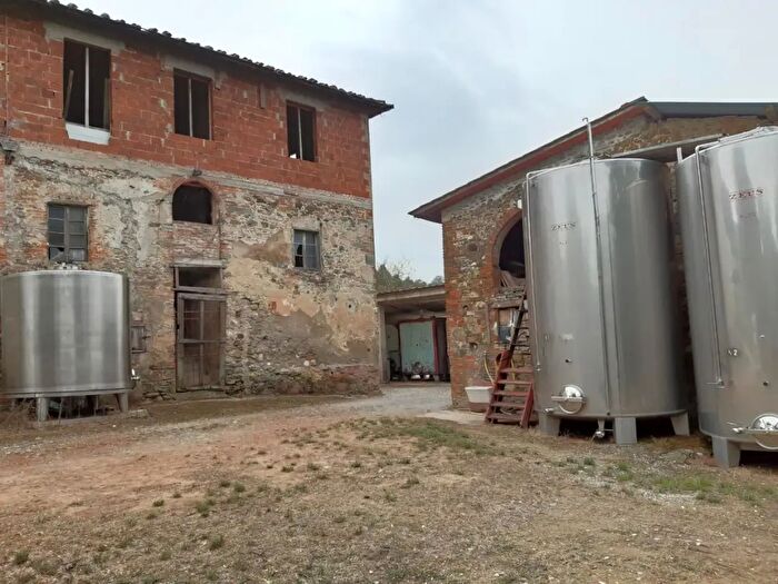 Casa con 10 locali in vendita in Bucine
